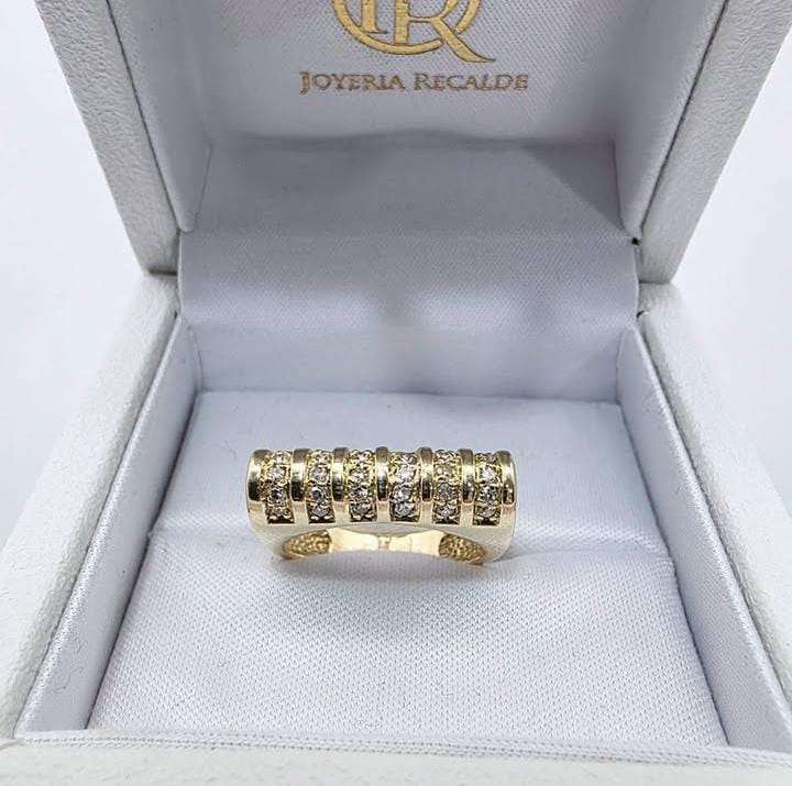 Anillo en oro amarillo 18k con chispitas de Brillantes