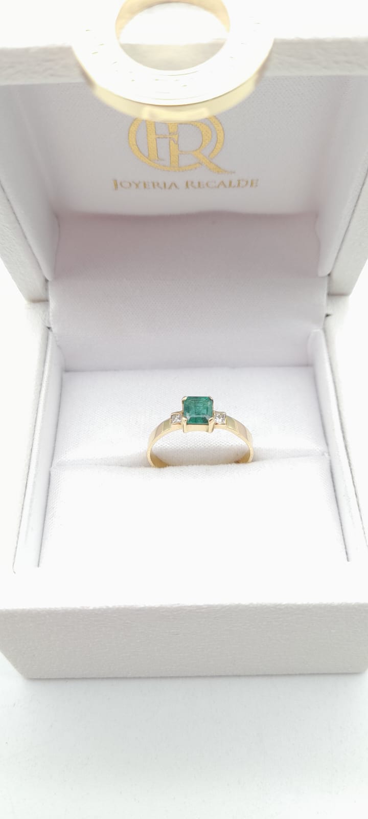 Anillo en oro amarillo 18k con Esmeralda y brillantes