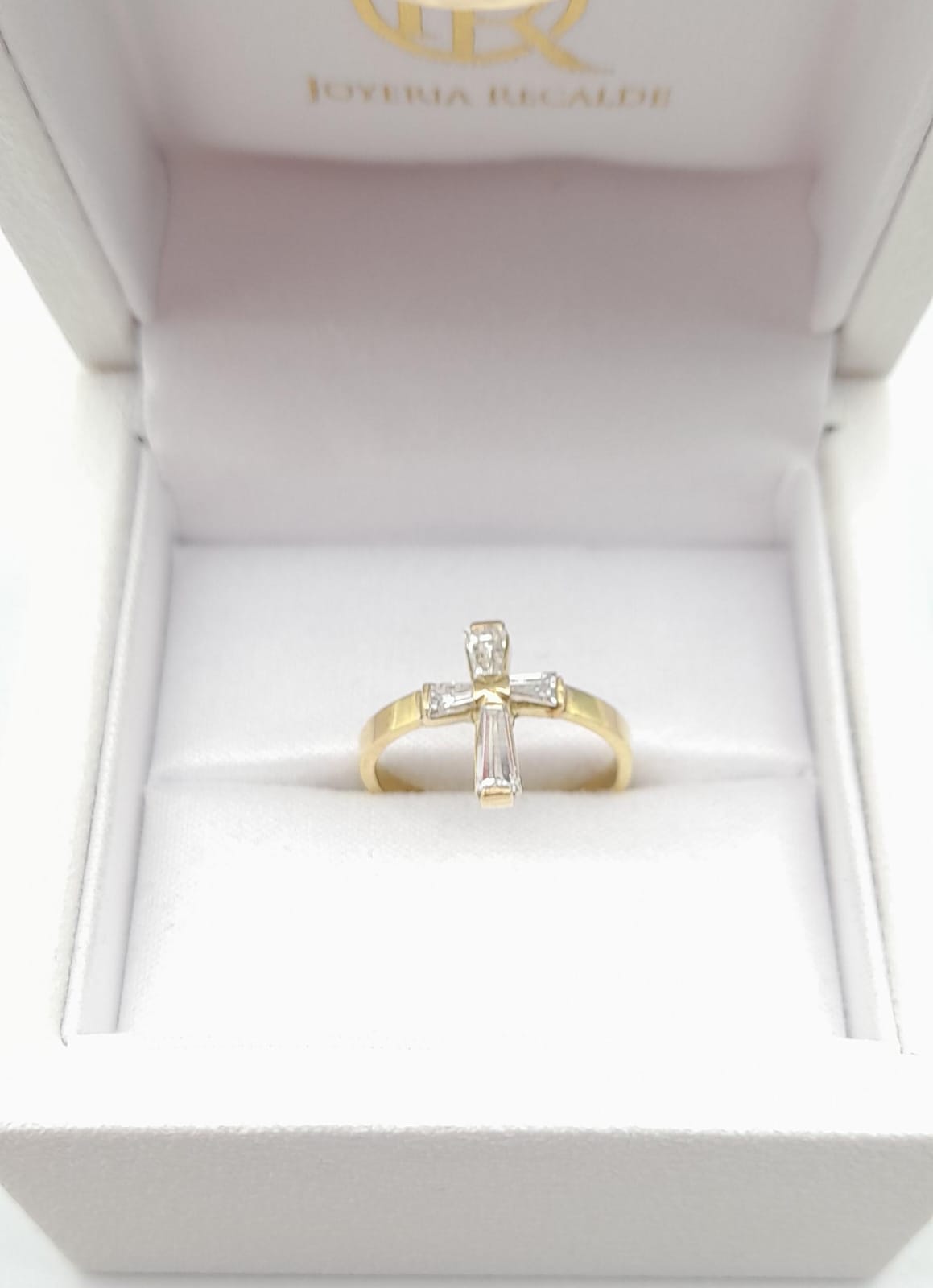 Anillo en oro amarillo con brillantes