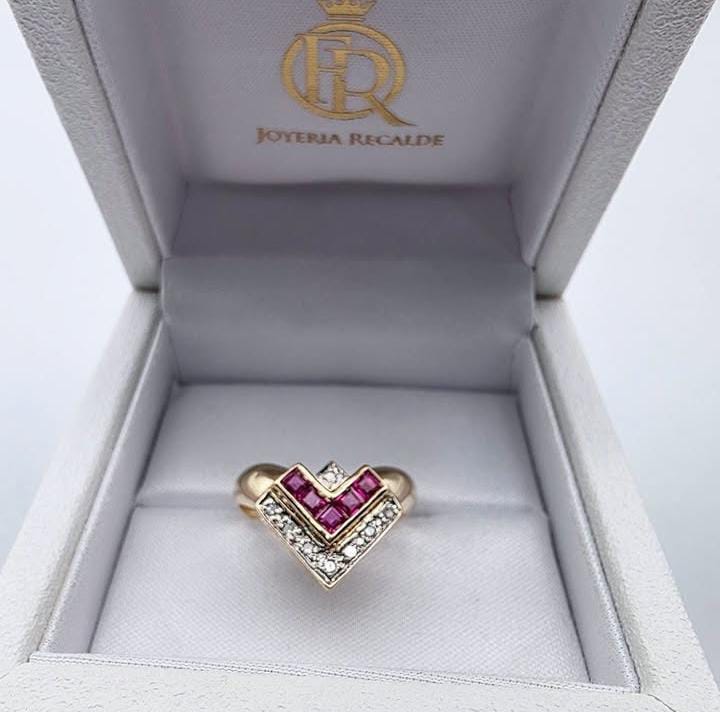 Anillo en oro amarillo con chispitas de brillantes y rubíes