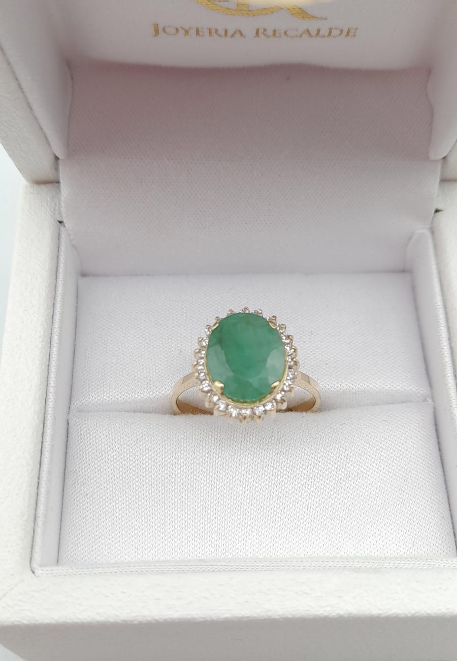 Anillo en oro amarillo con esmeralda y brillantes