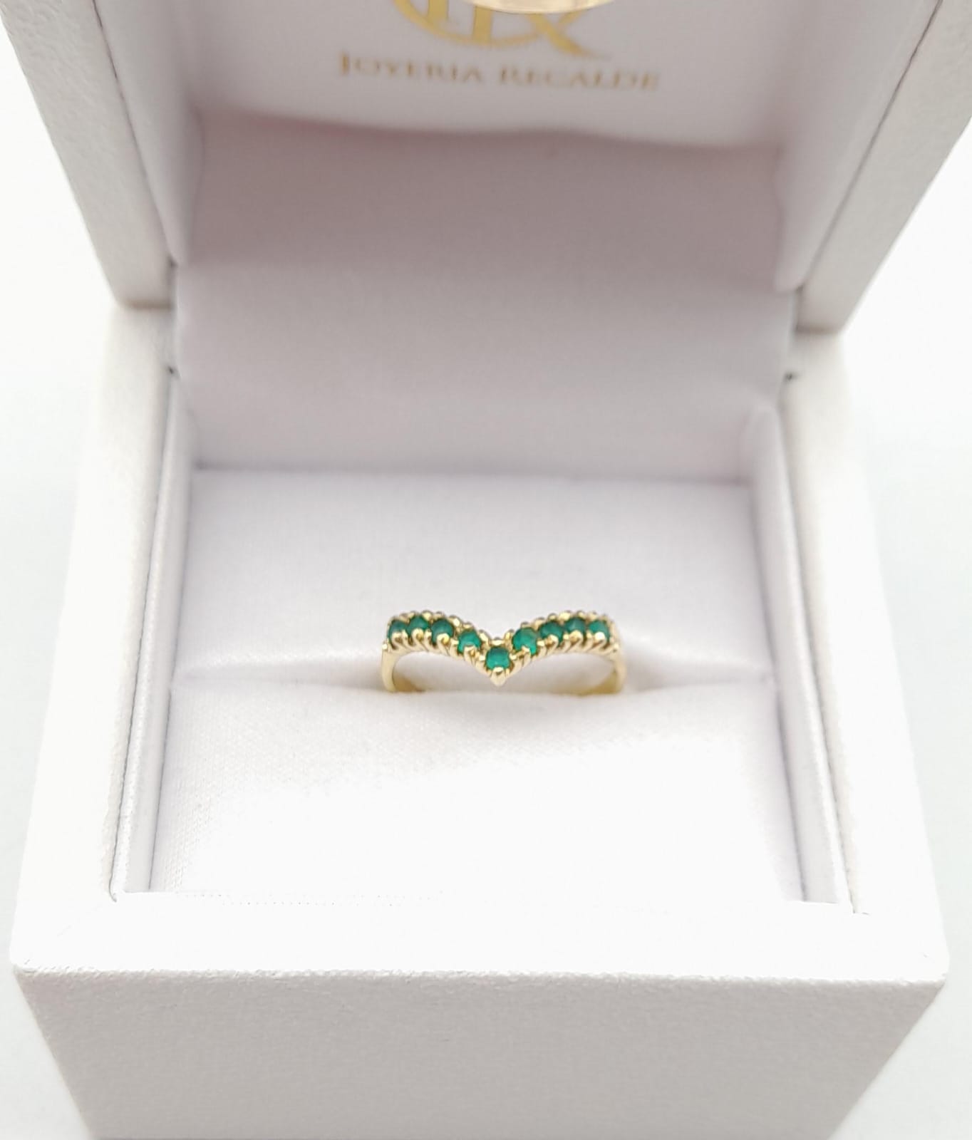 Anillo en oro amarillo con esmeraldas