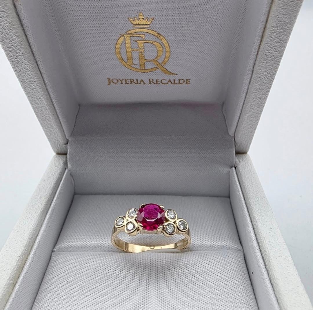 Anillo en oro amarillo con Rubi y Brillantes.