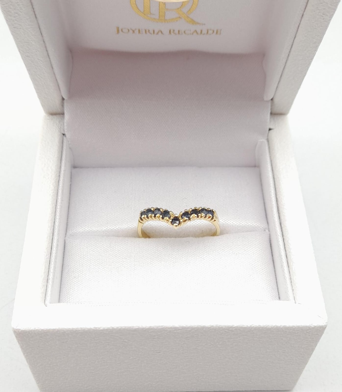Anillo en oro amarillo con zafiros azules