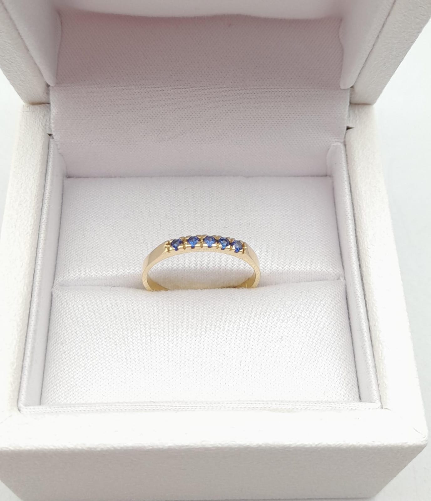 Anillo en oro amarillo con zafiros azules