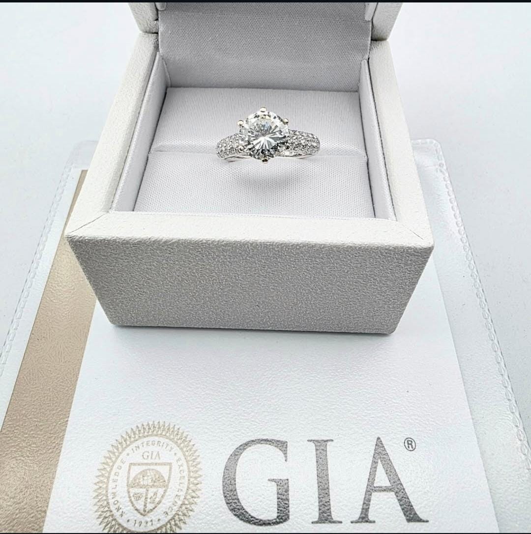 Anillo en oro blanco con brillante