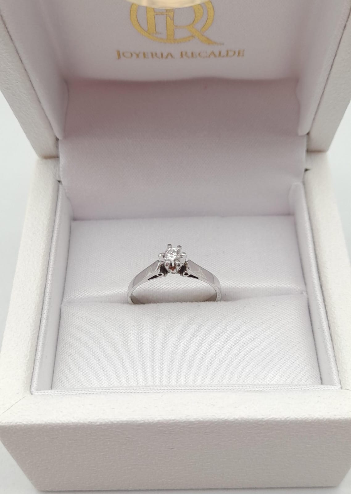 Anillo en oro blanco con brillante