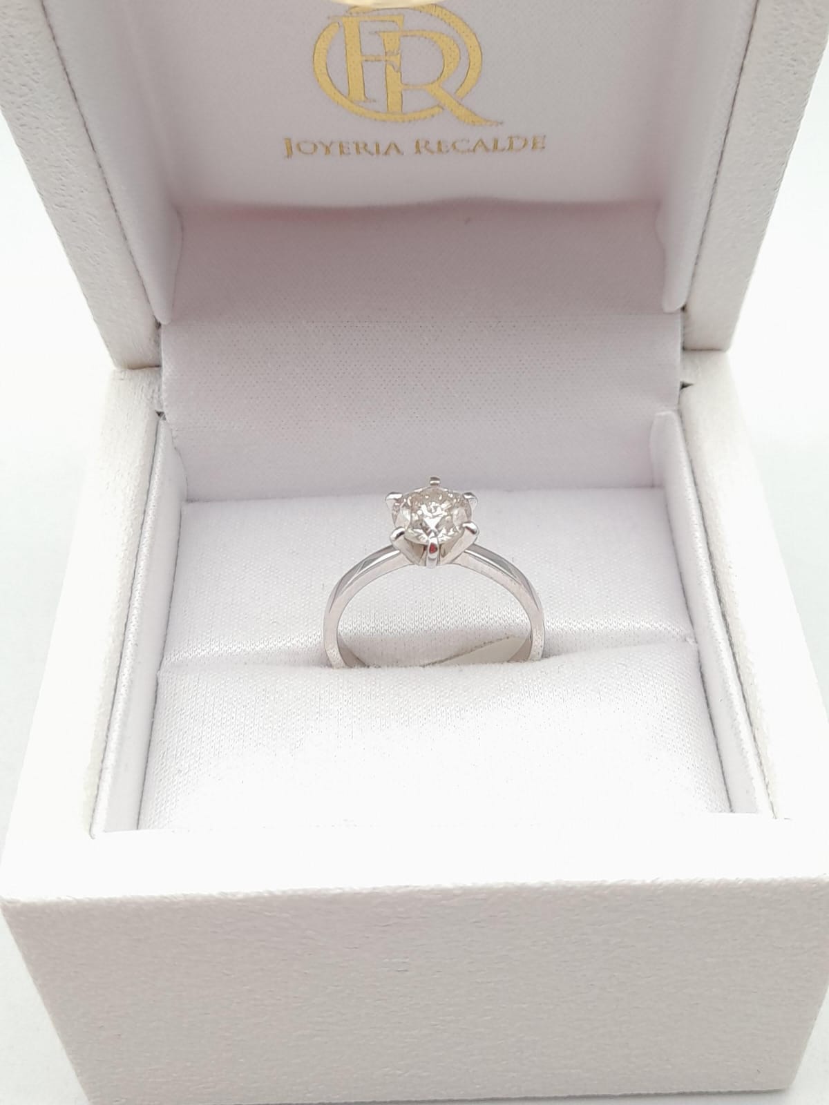 Anillo en oro blanco con brillante