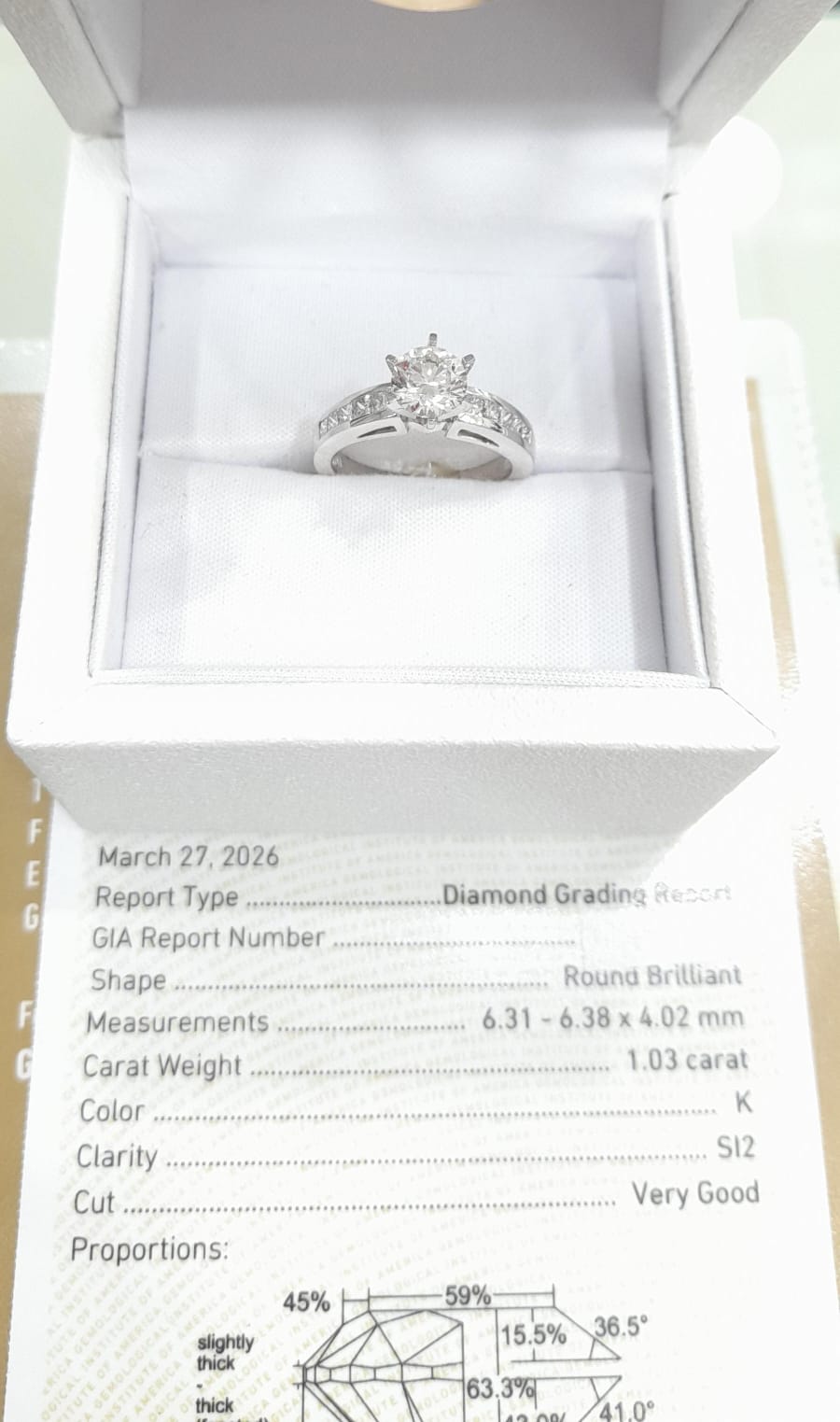 Anillo en oro blanco con brillante