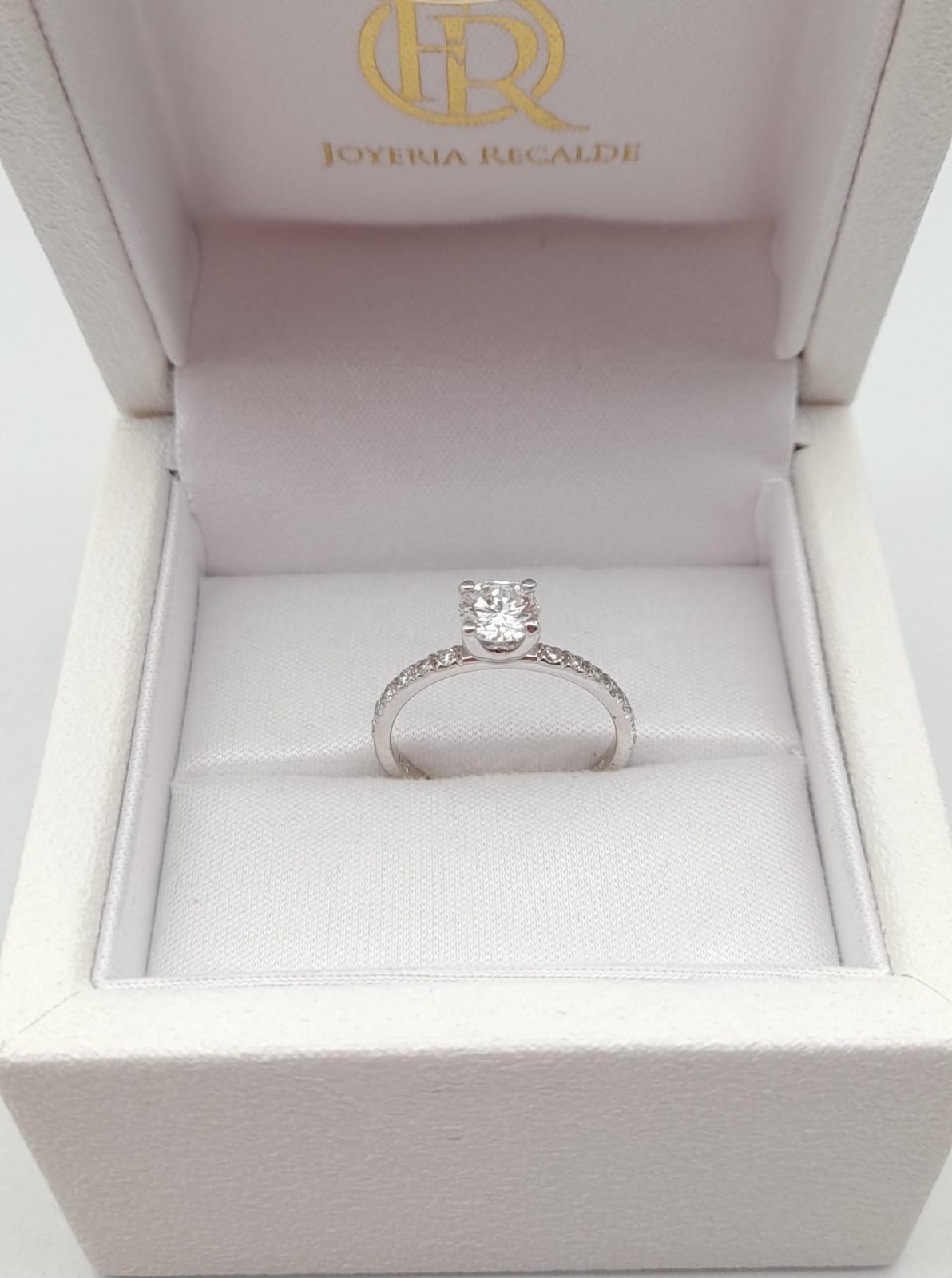 Anillo en oro blanco con brillantes