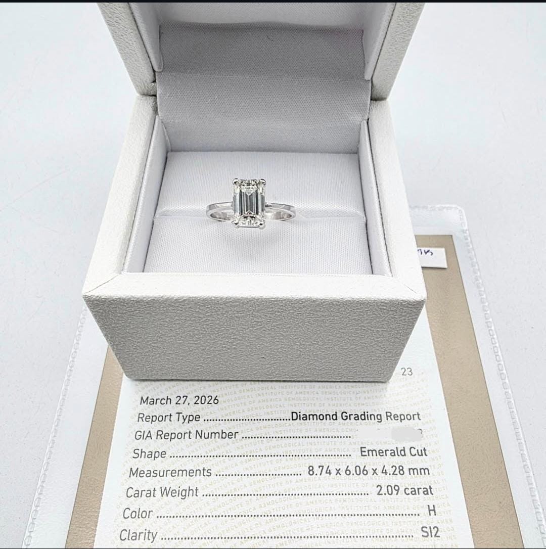 Anillo en oro blanco con Diamante corte esmeralda