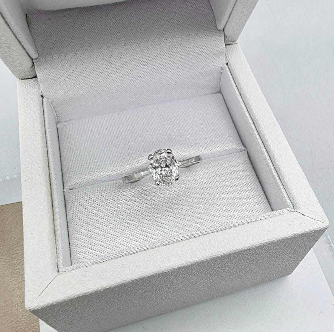 Anillo en oro blanco con diamante corte Oval de un kilate.
