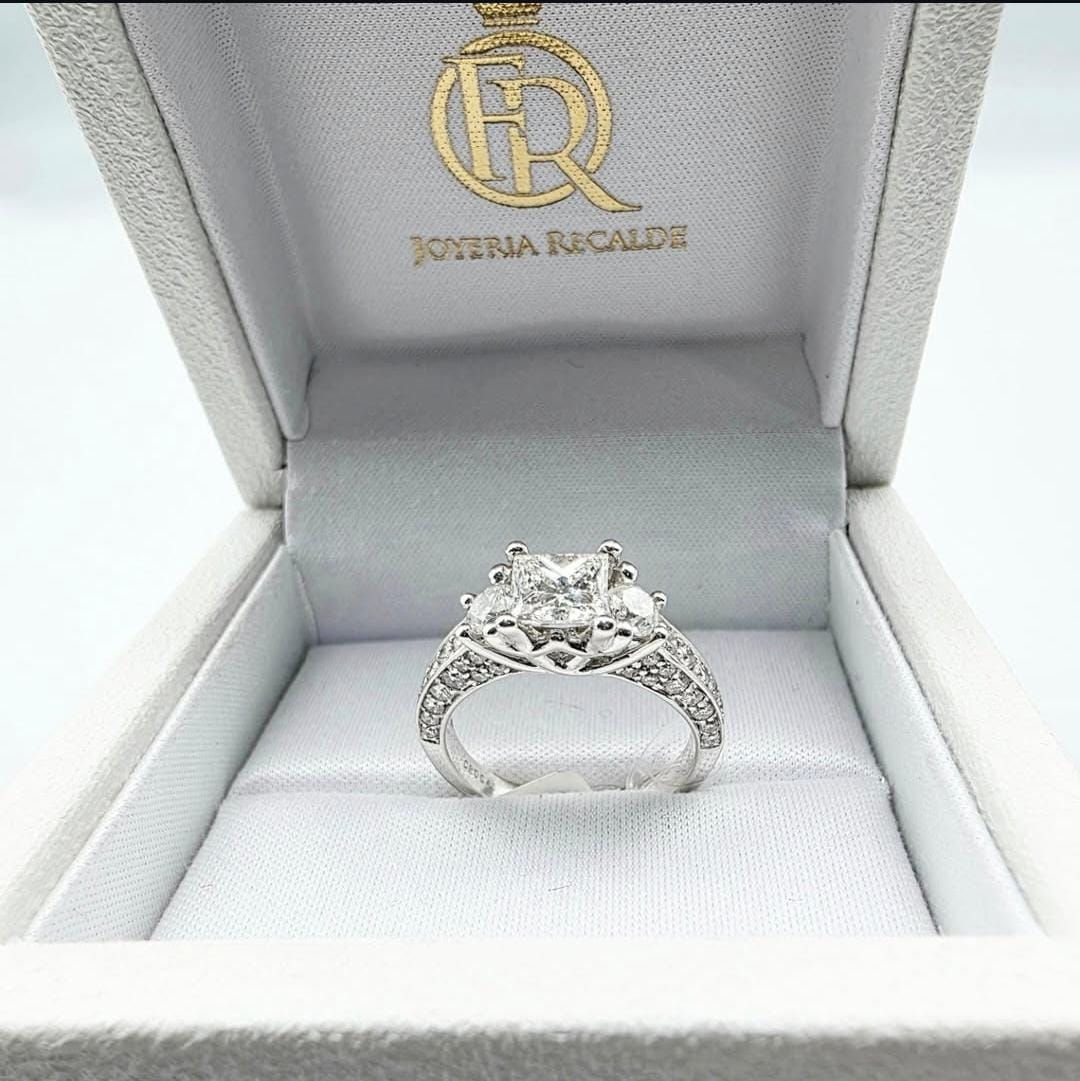 Anillo en oro blanco con diamante corte princesa