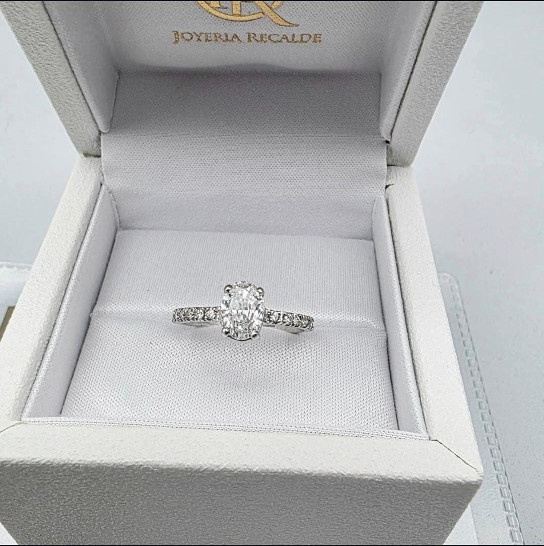 Anillo en oro blanco con diamante y brillantes