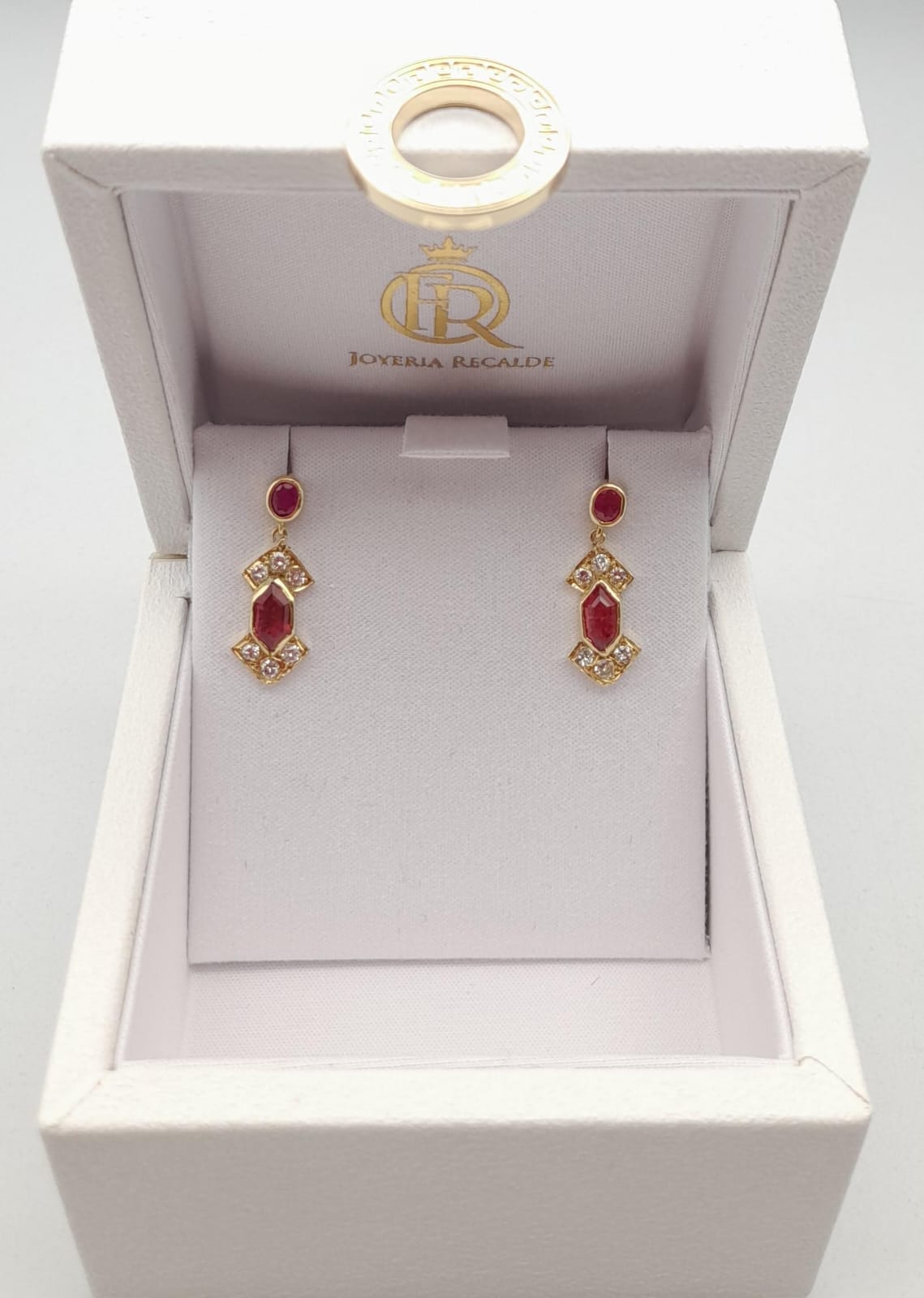 Aros en oro amarillo con brillantes y rubíes