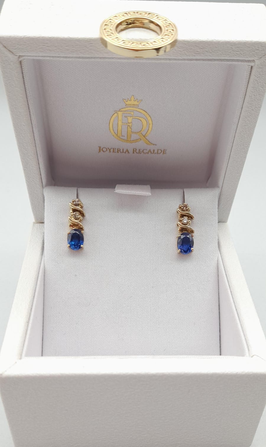 Aros en oro amarillo con brillantes y zafiros azules