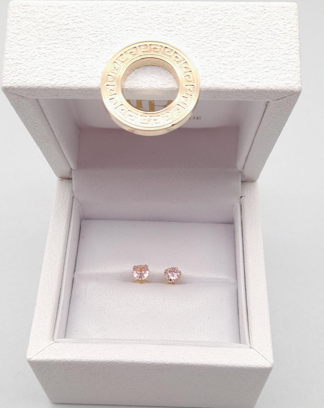 Aros en oro amarillo con circones
