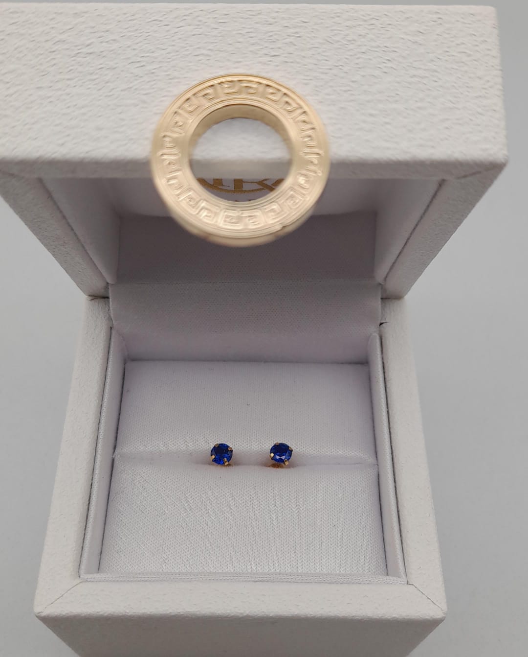 Aros en oro amarillo con circones