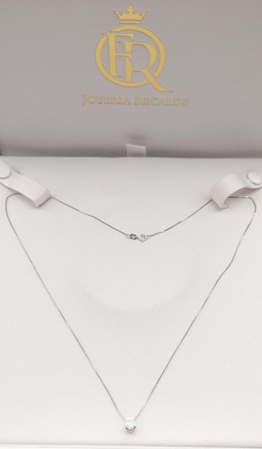 Cadena con dije en oro blanco con brillantes