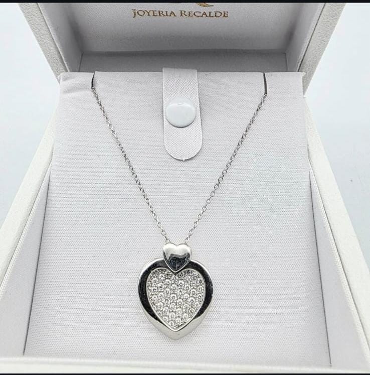 Cadena con dije en oro blanco y brillantes