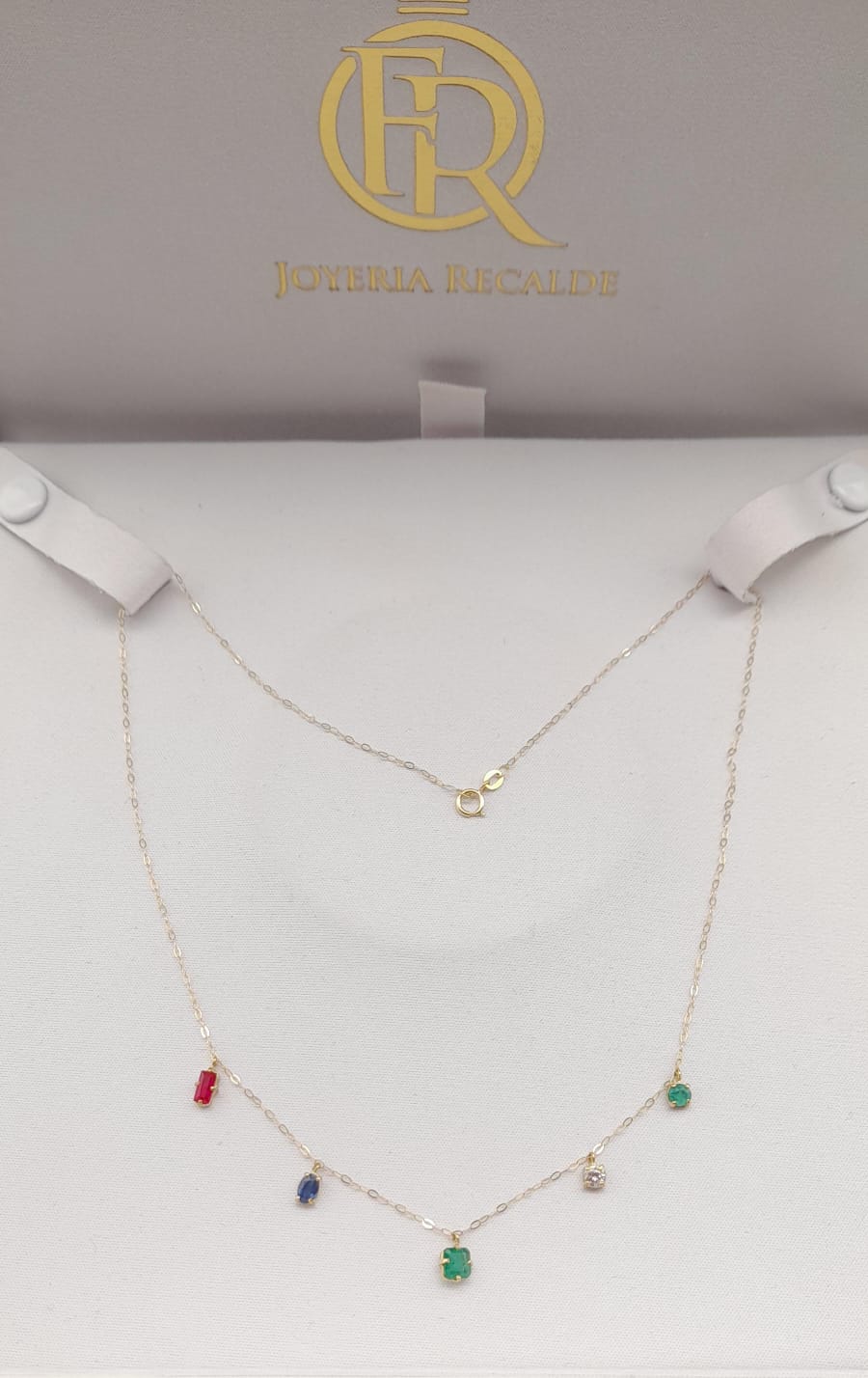 Cadena en oro amarillo con brillante, rubí, esmeralda y zafiro azul