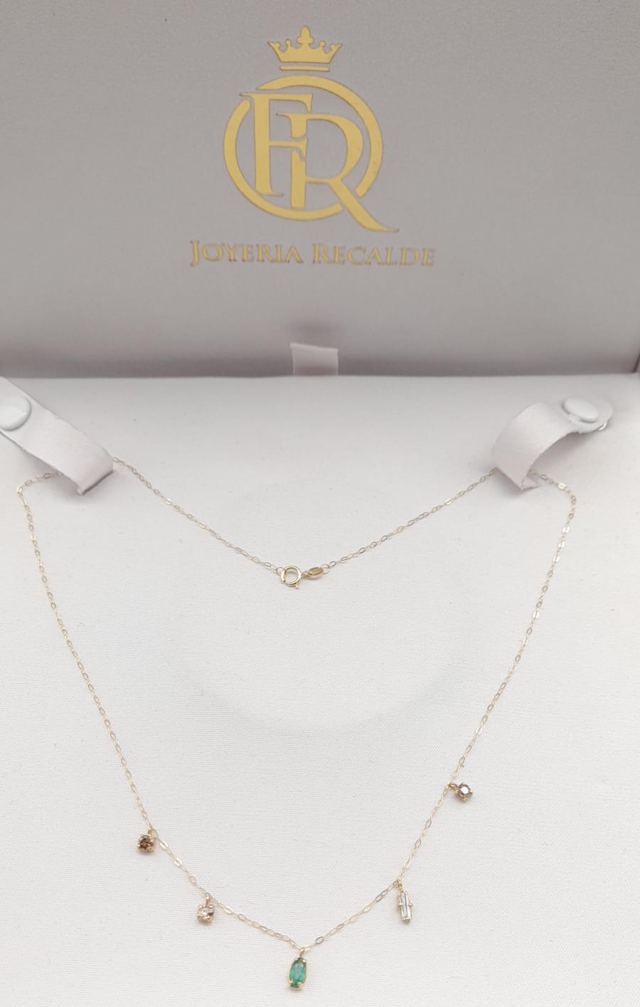 Cadena en oro amarillo con brillantes y esmeralda