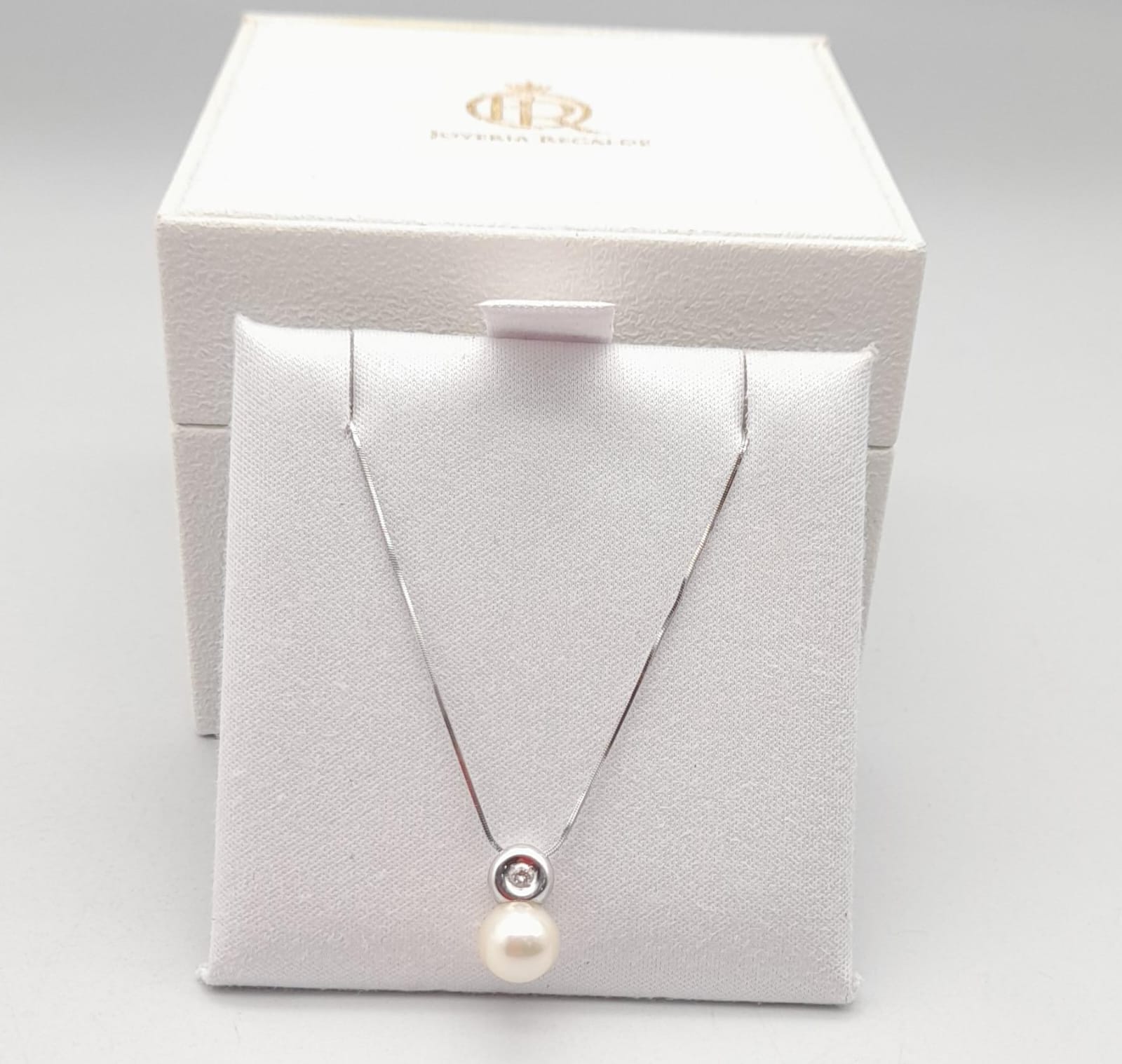 Cadena en oro blanco con perla y brillante