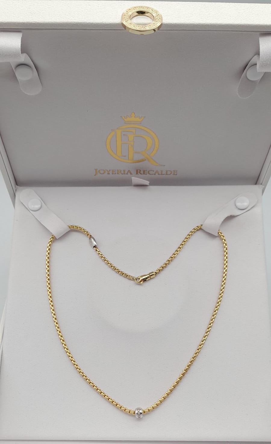 Gargantilla en oro amarillo con detalles en oro blanco y chispitas de Brillantes