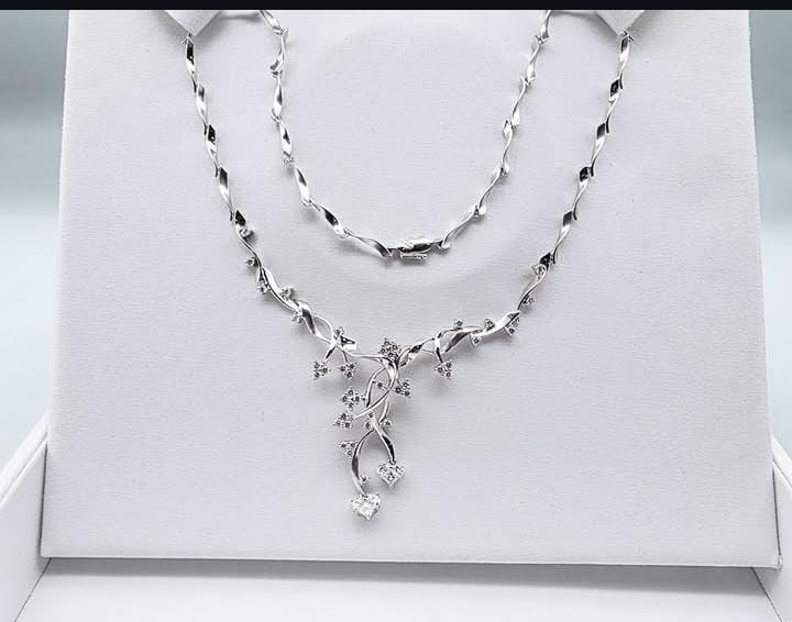 Gargantilla en oro blanco con brillantes