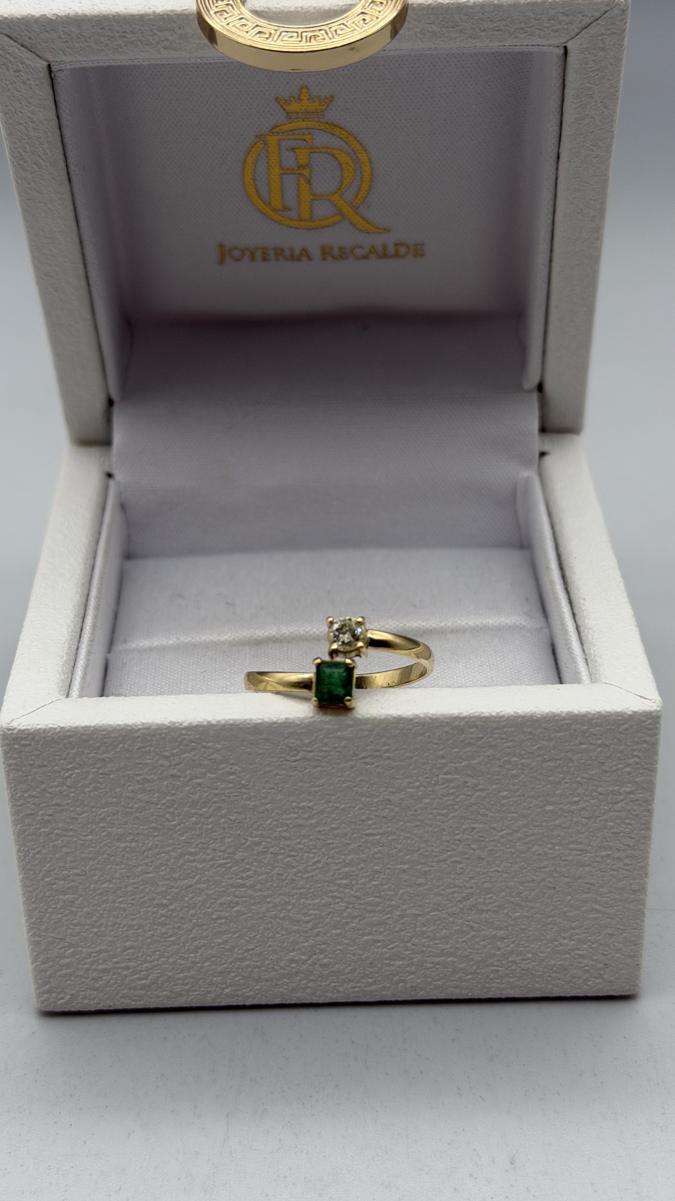 Joyeria Recalde Anillo con esmeralda y brillante en oro 18k