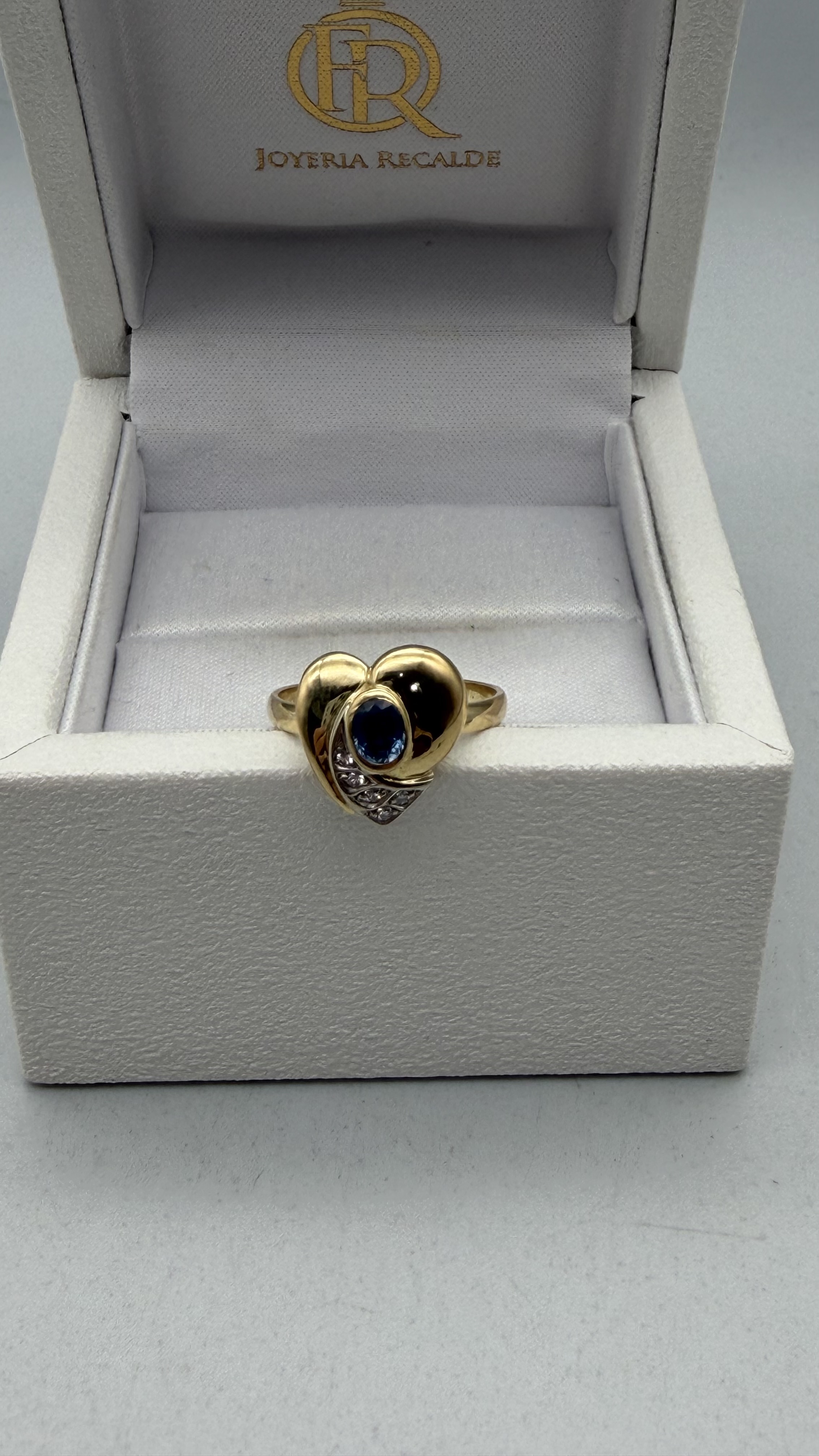 Joyeria Recalde Anillo corazón en oro amarillo y zafiro