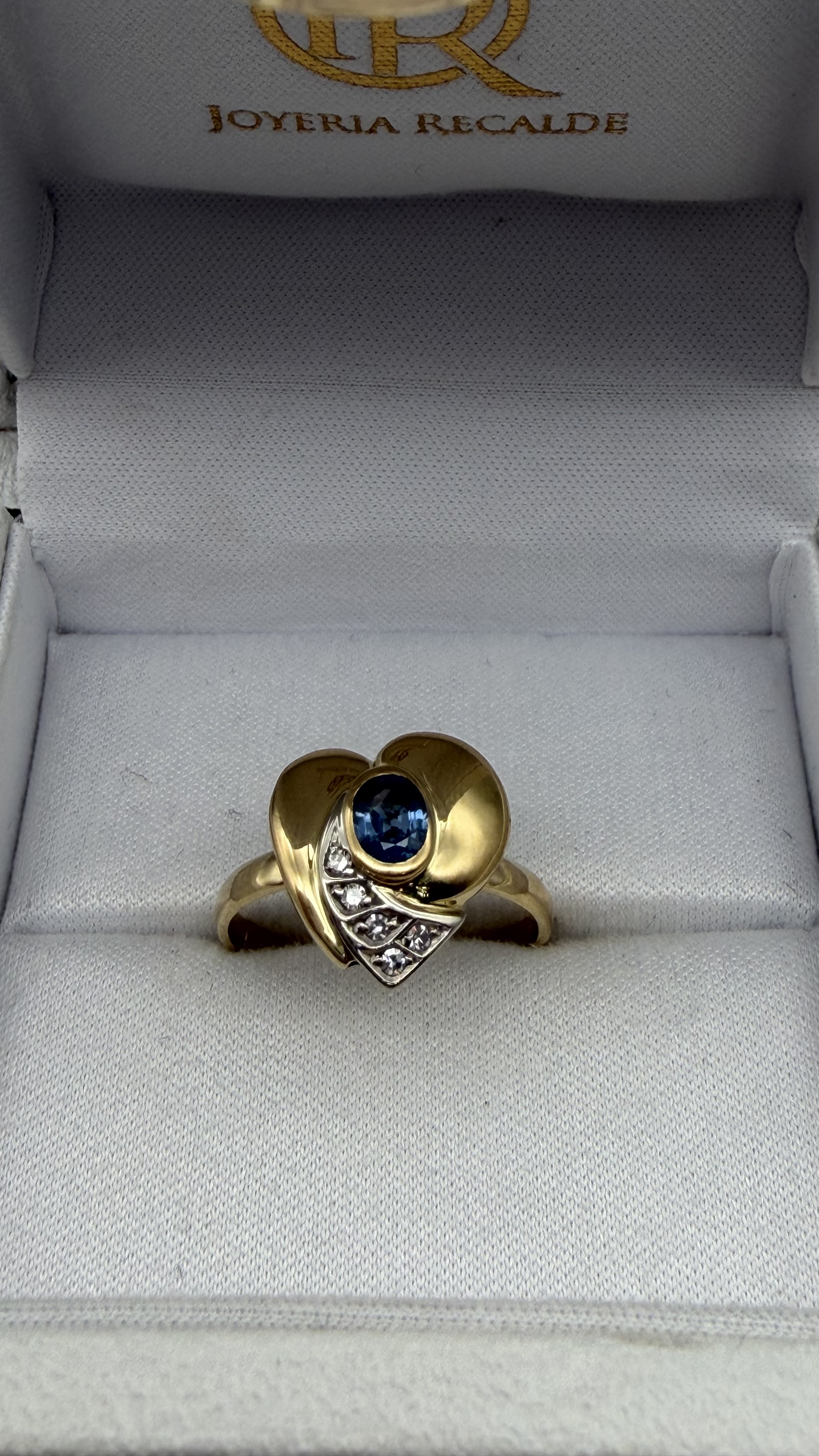 Joyeria Recalde Anillo corazón en oro amarillo y zafiro