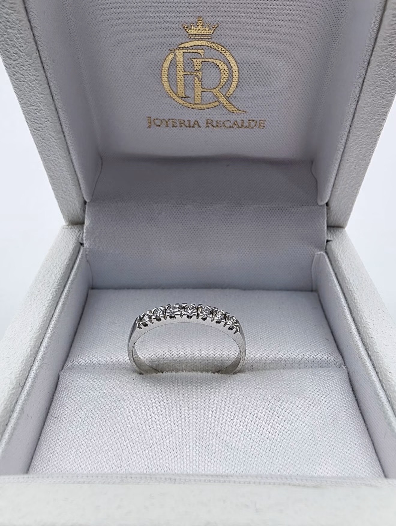 Joyeria Recalde Anillo en oro blanco 18k con 7 Brillantes de 2,5 puntos cada brillante. Tamaño