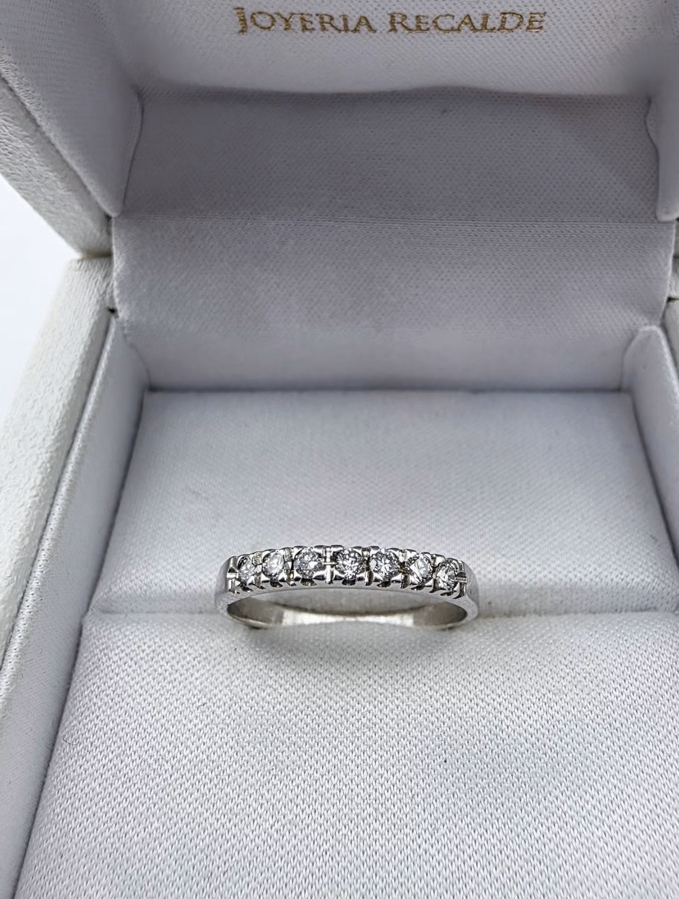 Joyeria Recalde Anillo en oro blanco 18k con 7 Brillantes de 2,5 puntos cada brillante. Tamaño