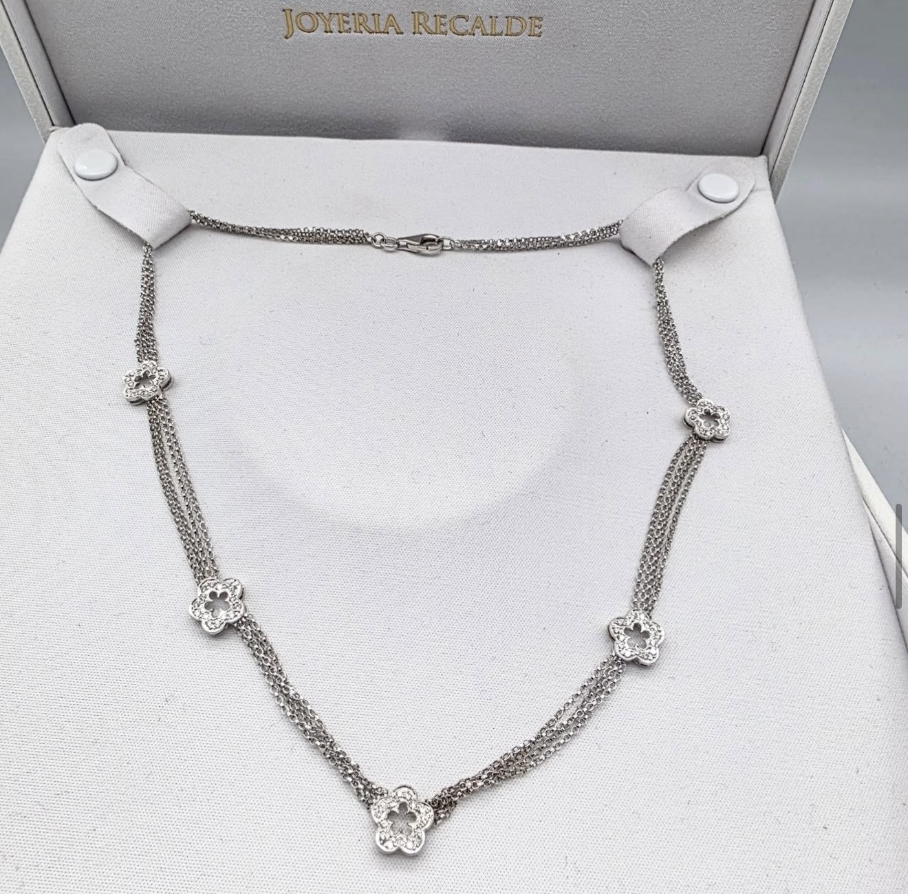 Joyeria Recalde Gargantilla en oro blanco 18k con chispitas de Brillantes en cada flor. De