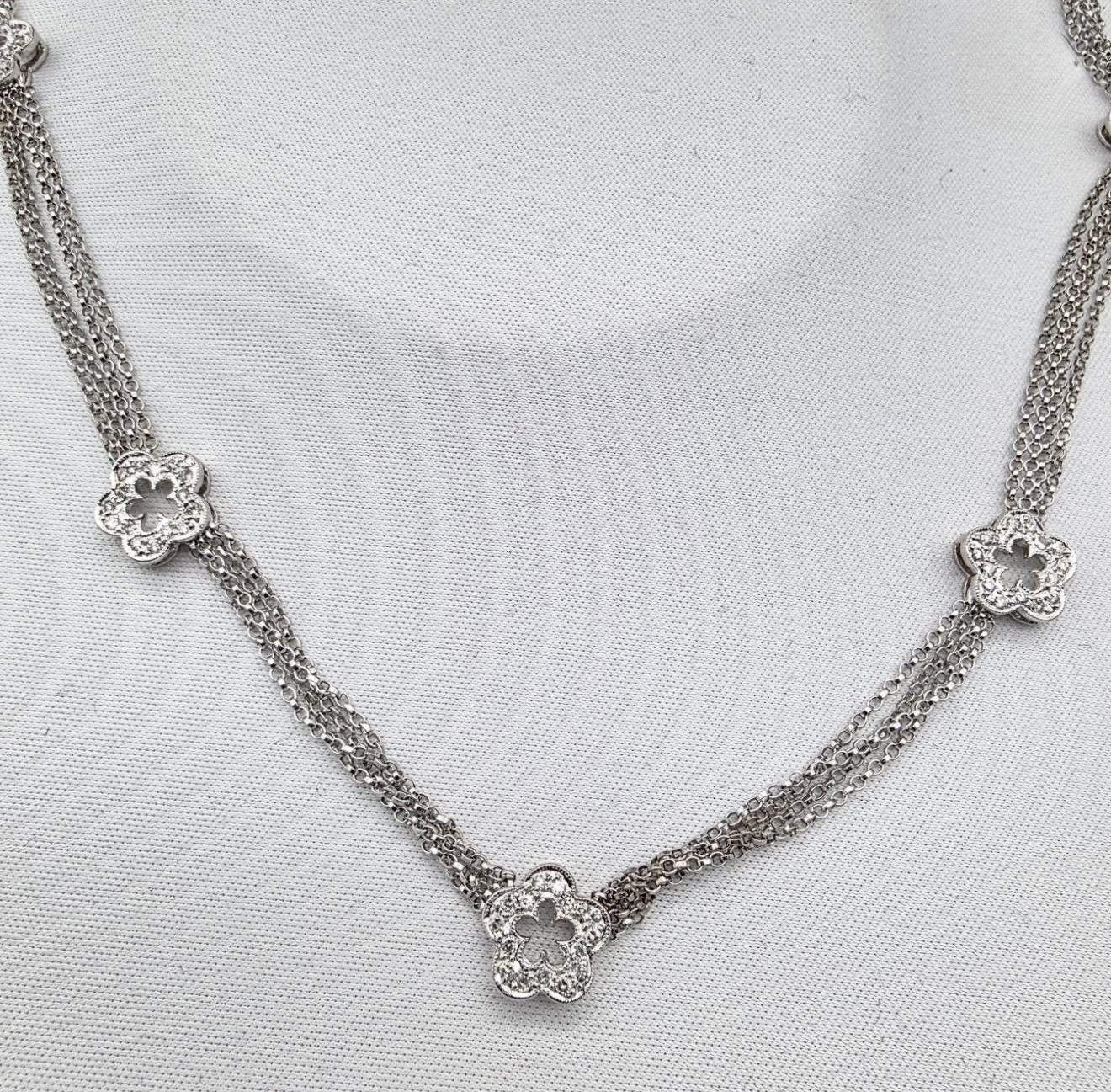 Joyeria Recalde Gargantilla en oro blanco 18k con chispitas de Brillantes en cada flor. De