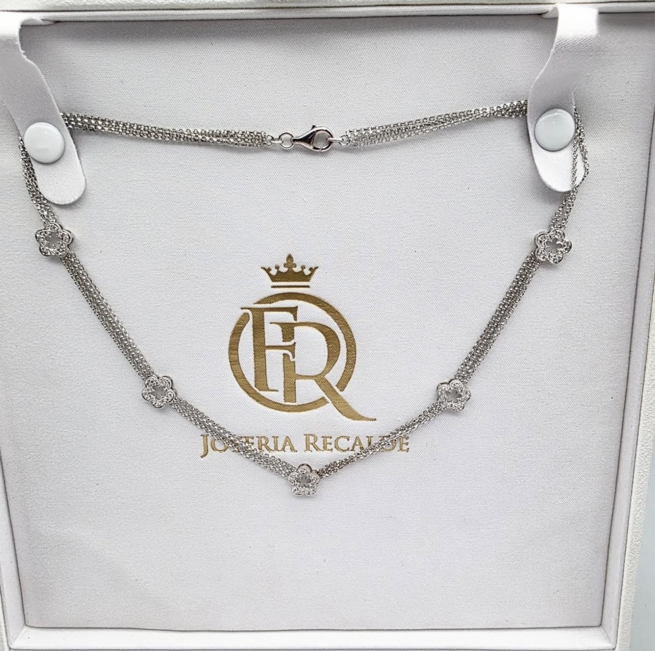Joyeria Recalde Gargantilla en oro blanco 18k con chispitas de Brillantes en cada flor. De