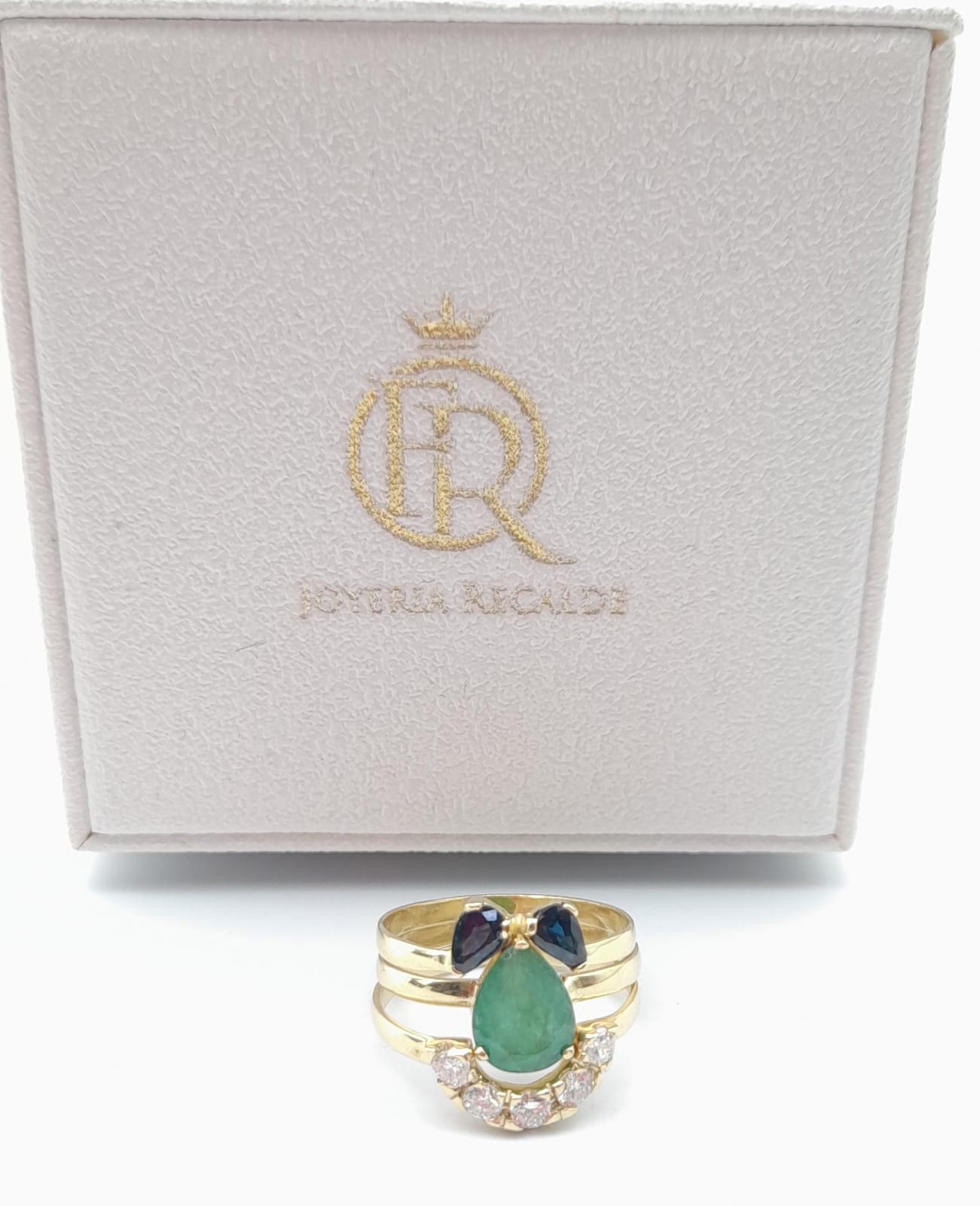 Juego de anillos en oro amarillo con brillantes, zafiros azules y esmeralda