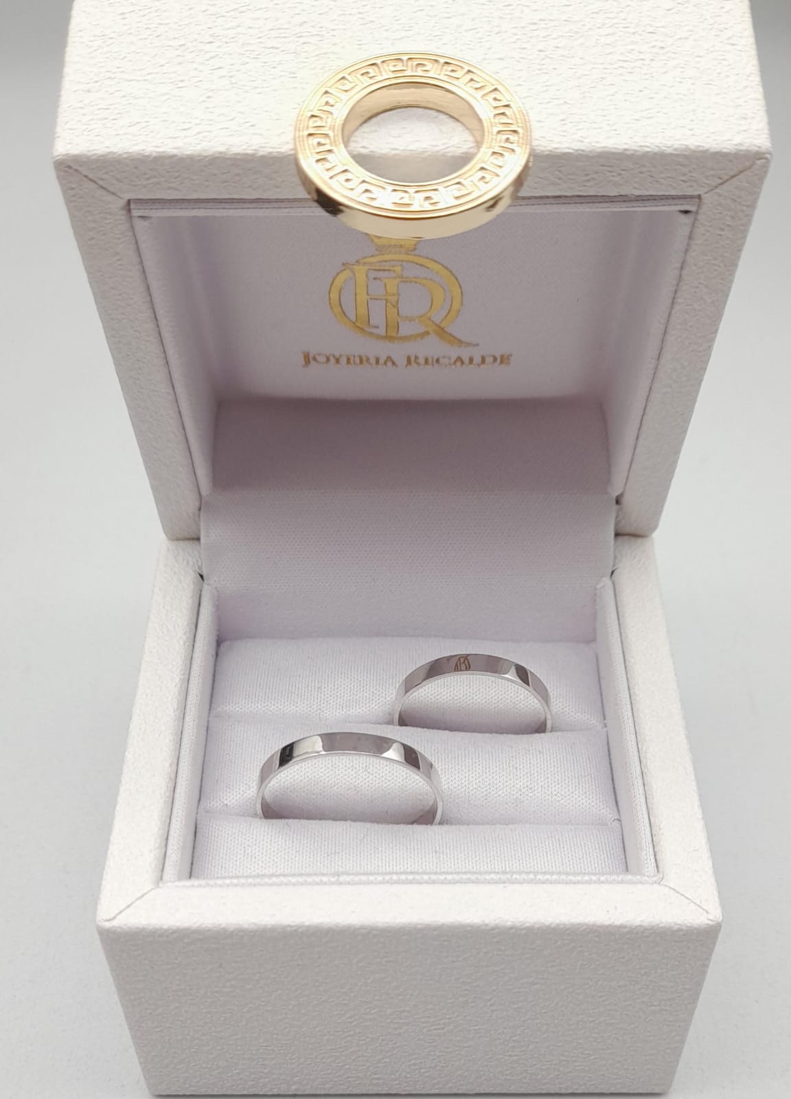 Par de alianzas en oro blanco